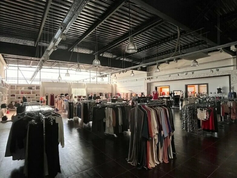 Retail in Vannes for lease - Interior Photo - Image 3 of 5