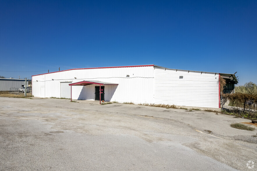 1457 S Highway 181, Karnes City, TX for lease - Building Photo - Image 2 of 6