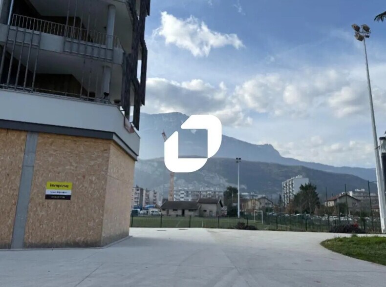 Retail in Le Pont-de-Claix for lease - Building Photo - Image 2 of 12