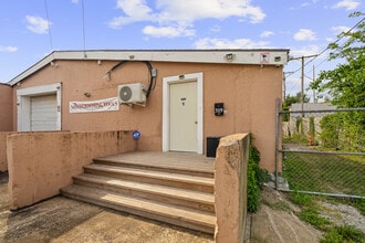 319 W 79th Ter, Kansas City, MO for lease Interior Photo- Image 2 of 10