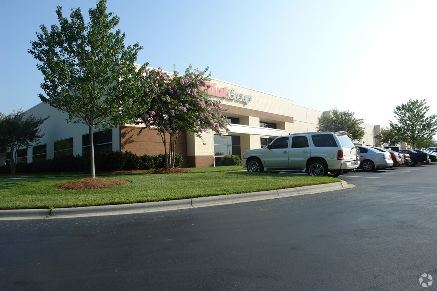 2401 Whitehall Park Dr, Charlotte, NC for lease - Building Photo - Image 3 of 23