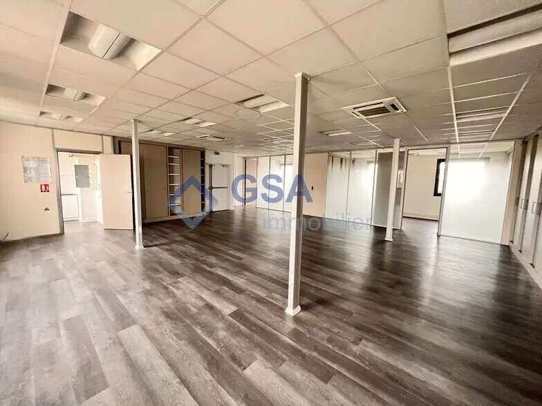 Office in Lisses for lease - Interior Photo - Image 3 of 9