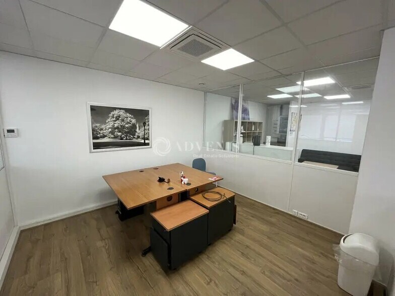 Office in Maisons-Alfort for lease - Interior Photo - Image 2 of 10