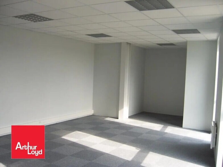 Office in Nogent-le-Phaye for lease - Interior Photo - Image 2 of 3
