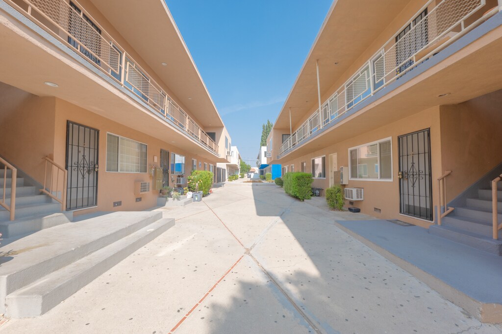 18315 Malden St, Northridge, CA 91325