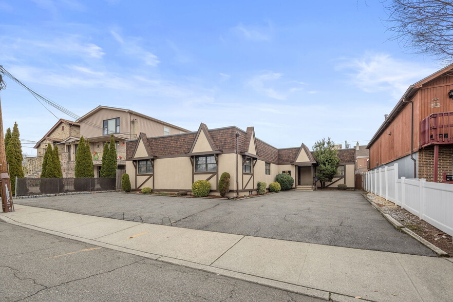 854 8th St, Secaucus, NJ for sale - Building Photo - Image 1 of 18