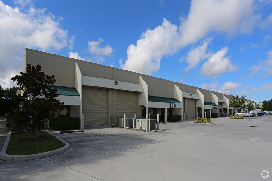 7766 SW Ellipse Way, Stuart, FL for lease - Primary Photo - Image 1 of 1