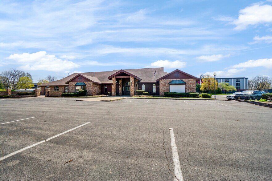 6400 Yorktown Cir, East Syracuse, NY for sale - Building Photo - Image 1 of 1