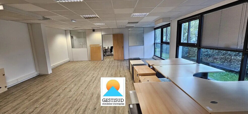 Office in Gémenos for lease - Interior Photo - Image 1 of 3