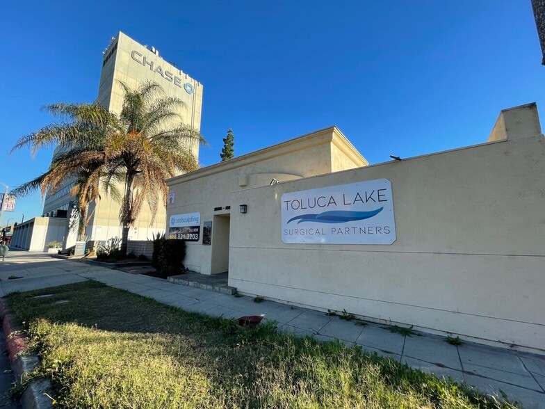 10876 Riverside Dr, North Hollywood, CA for lease - Building Photo - Image 1 of 17