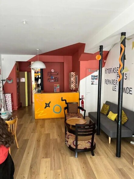 Retail in Paris for lease - Interior Photo - Image 2 of 4