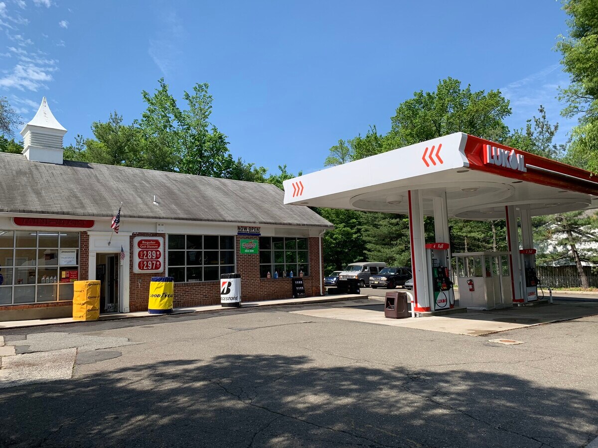 677 Paramus Rd, Paramus, NJ 07652