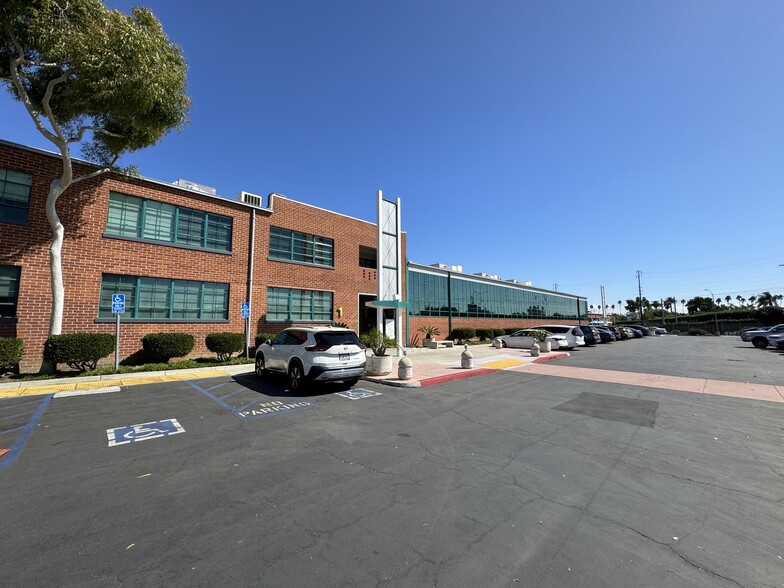 2440 S Sepulveda Blvd, Los Angeles, CA for lease - Building Photo - Image 2 of 8