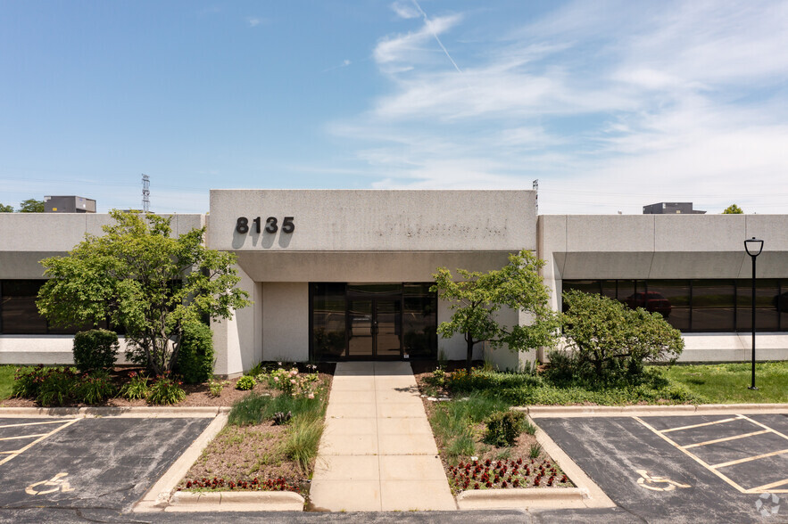 8125-8145 River Dr, Morton Grove, IL for lease - Building Photo - Image 1 of 11