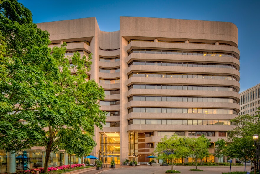 2451 Crystal Dr, Arlington, VA for lease - Building Photo - Image 1 of 15