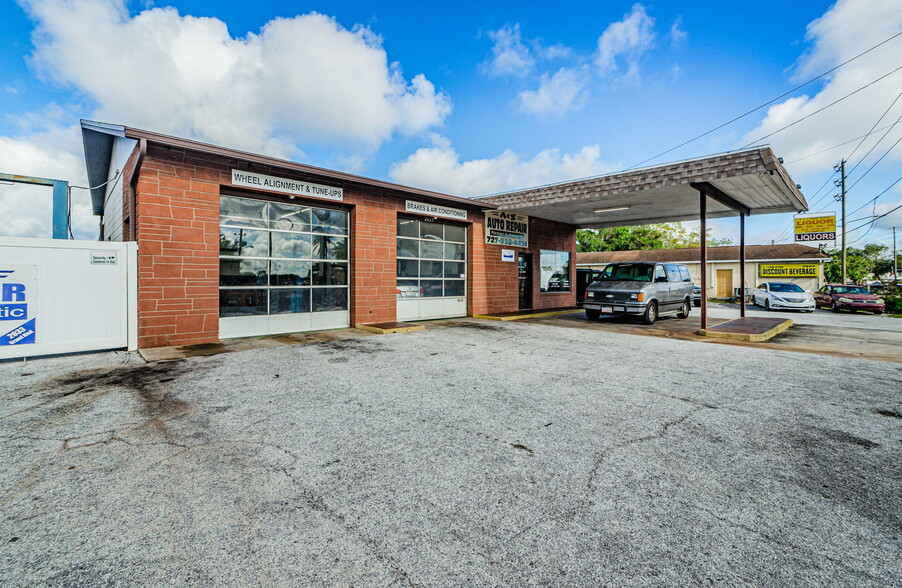 2033 Grand Blvd, Holiday, FL for sale - Primary Photo - Image 1 of 51