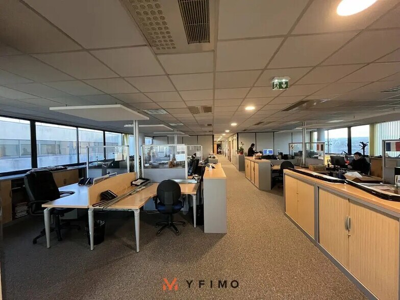 Office in Poissy for lease - Interior Photo - Image 3 of 7