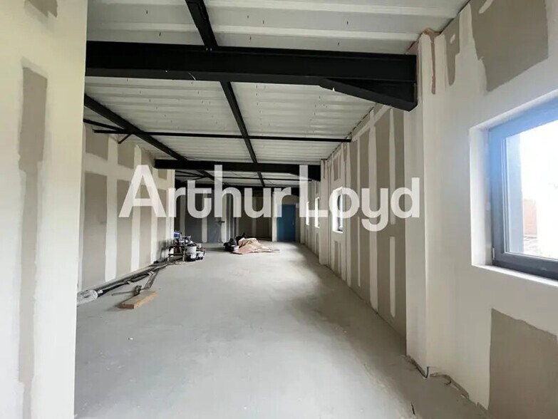 Office in Rots for lease - Interior Photo - Image 2 of 4