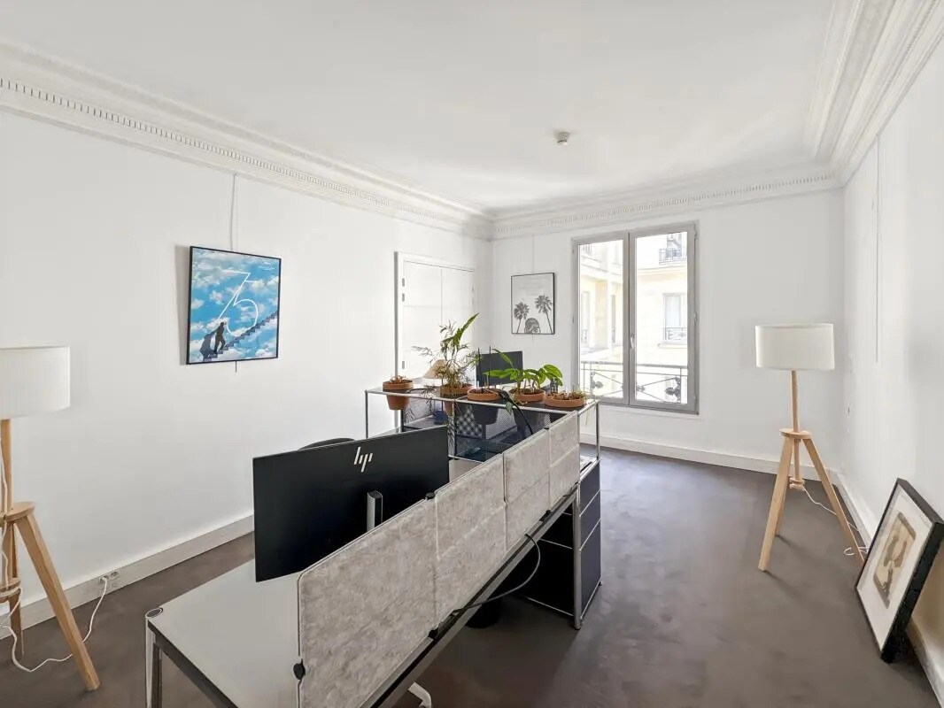 Office in Paris for lease Interior Photo- Image 1 of 14