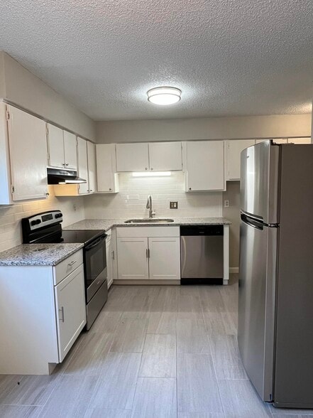 1931 Mereview Ct, Charlotte, NC for sale - Building Photo - Image 3 of 28