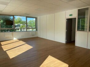 Office in Éragny for lease Interior Photo- Image 2 of 4