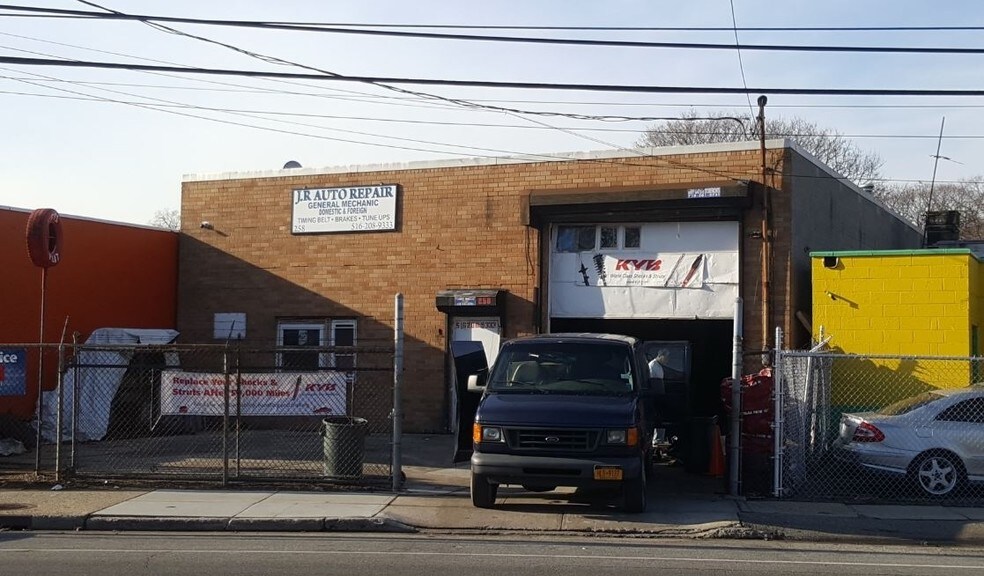 258 Babylon Tpke, Roosevelt, NY for sale - Primary Photo - Image 1 of 1