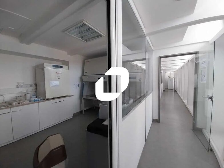 Office in Bordeaux for lease - Interior Photo - Image 3 of 9