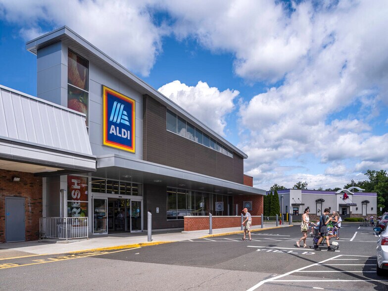 191-277 E Main St, Westfield, MA for lease - Building Photo - Image 1 of 5