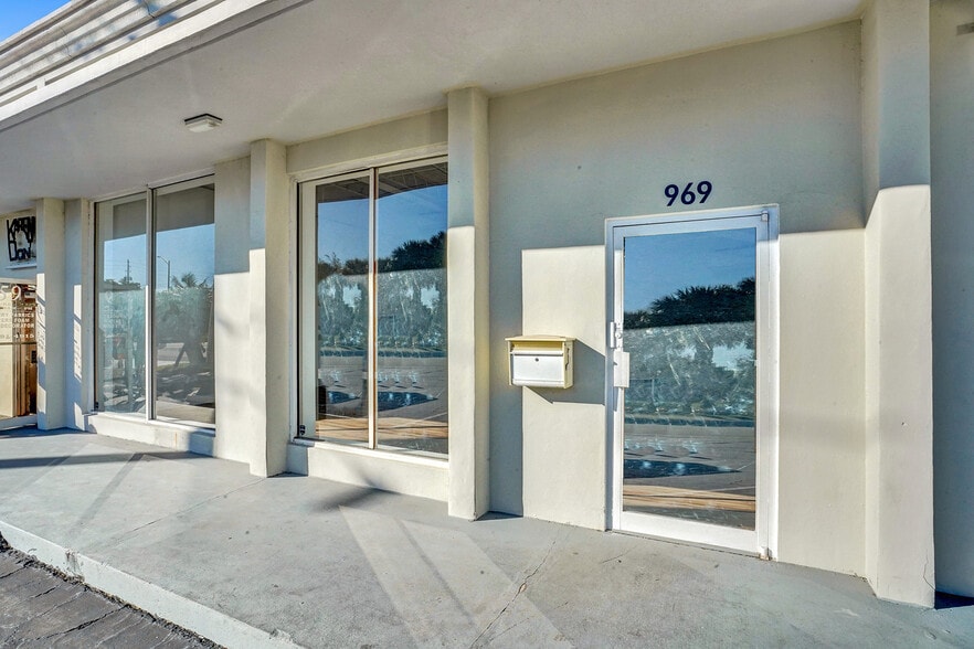 959 NE Floranada Rd, Oakland Park, FL for lease - Building Photo - Image 3 of 22