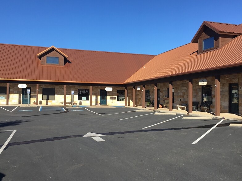 560 N Main St, Salado, TX for lease - Building Photo - Image 3 of 5