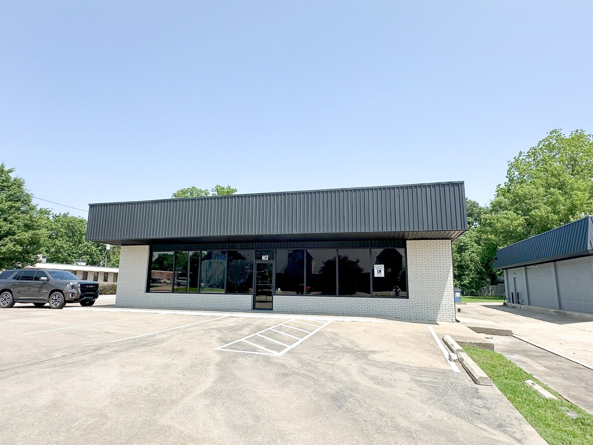 402 W Emma Ave, Springdale, AR for sale Primary Photo- Image 1 of 1