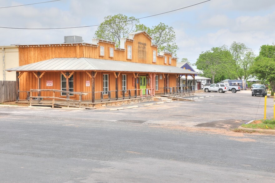 520 Granite Ave, Fredericksburg, TX for sale - Building Photo - Image 3 of 13