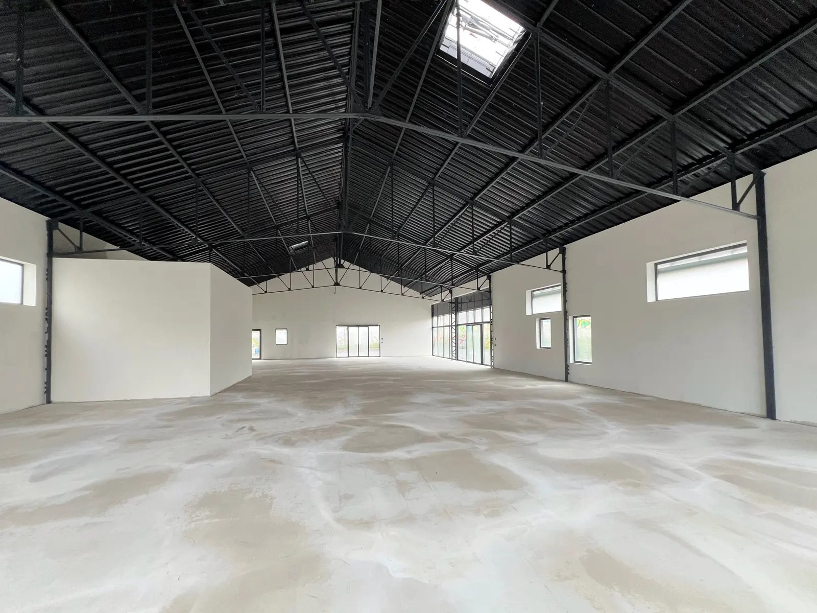 Retail in Allonne for lease Interior Photo- Image 1 of 6