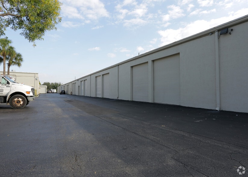 205-279 Goolsby Blvd, Deerfield Beach, FL for lease - Building Photo - Image 2 of 41