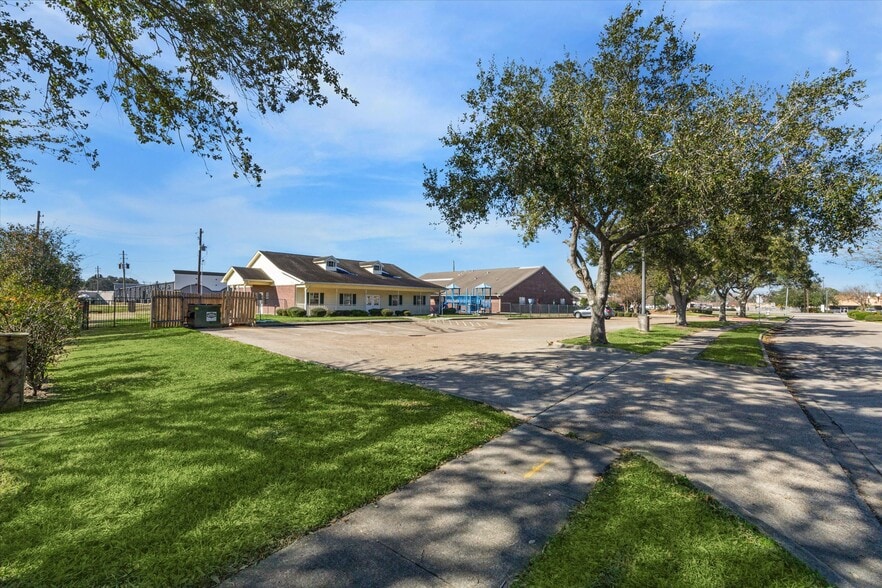 2654 W Oaks Blvd, Pearland, TX for lease - Building Photo - Image 3 of 10