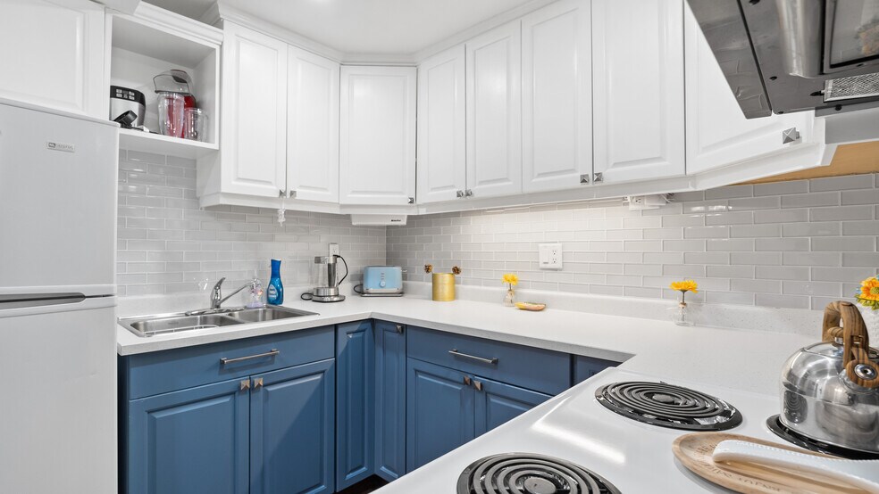 380-400 Third St, Nanaimo, BC for sale - Interior Photo - Image 2 of 4