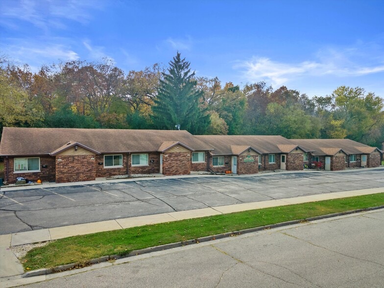 643 Meadow Ln, Burlington, WI for sale - Building Photo - Image 2 of 18