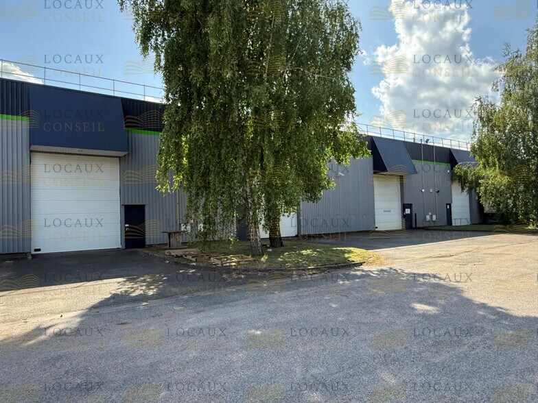 Flex in Coignières for lease - Building Photo - Image 1 of 8
