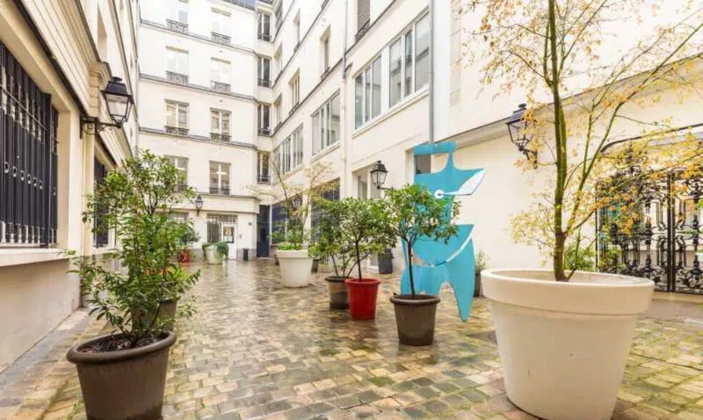 Coworking Space in Paris for lease - Interior Photo - Image 3 of 3