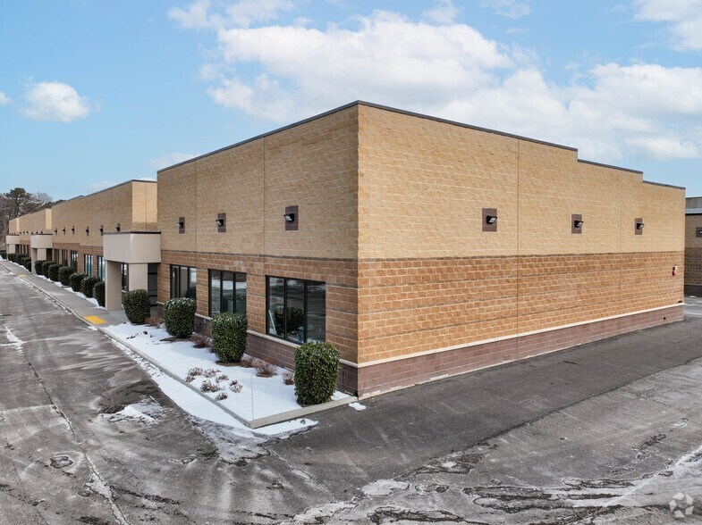 78 Horseblock Rd, Yaphank, NY for sale - Primary Photo - Image 1 of 21