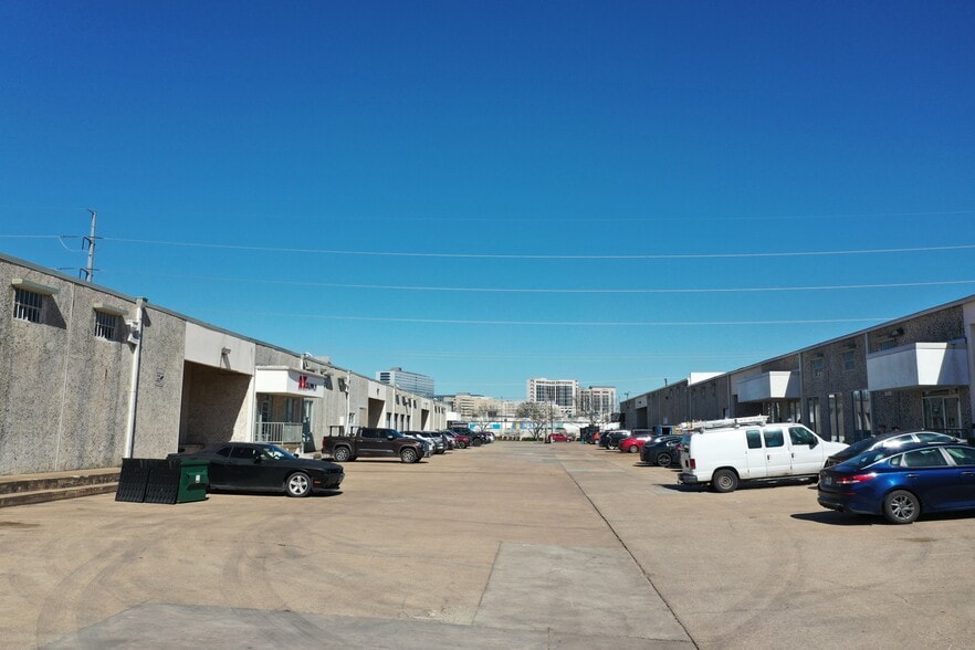 2777 Irving Blvd, Dallas, TX for lease - Building Photo - Image 2 of 8