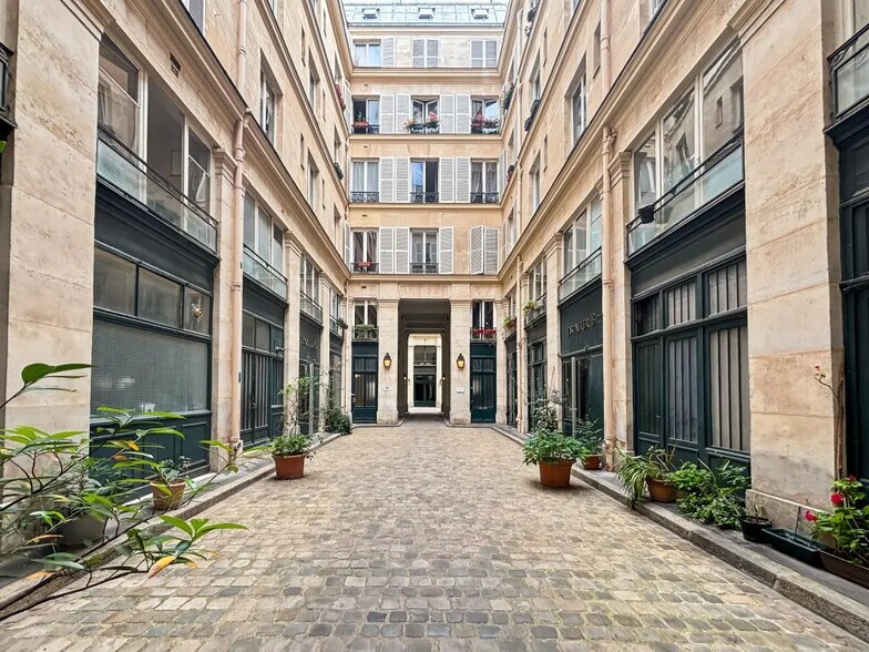 Office in Paris for lease - Building Photo - Image 1 of 7