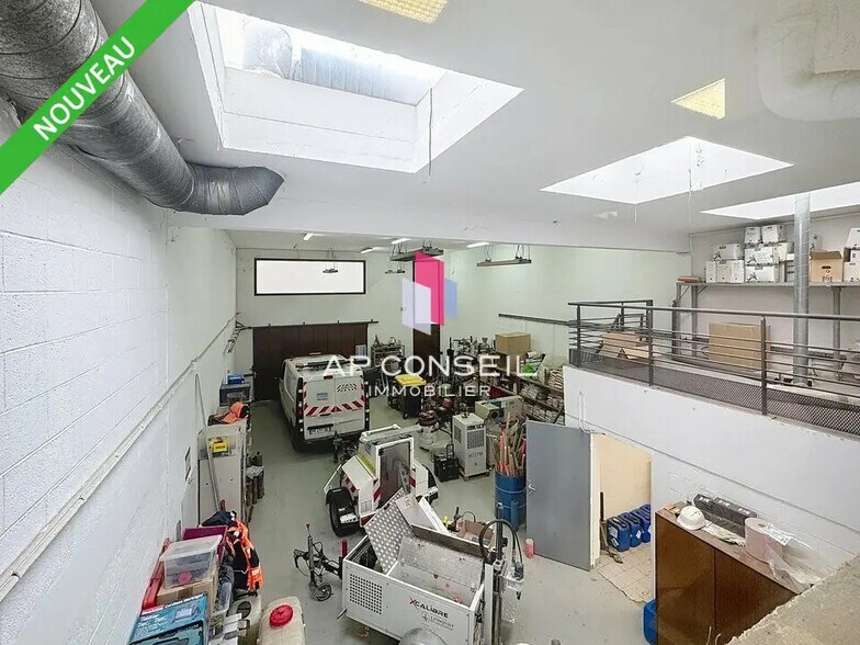 Flex in Voisins-le-Bretonneux for lease - Interior Photo - Image 2 of 5