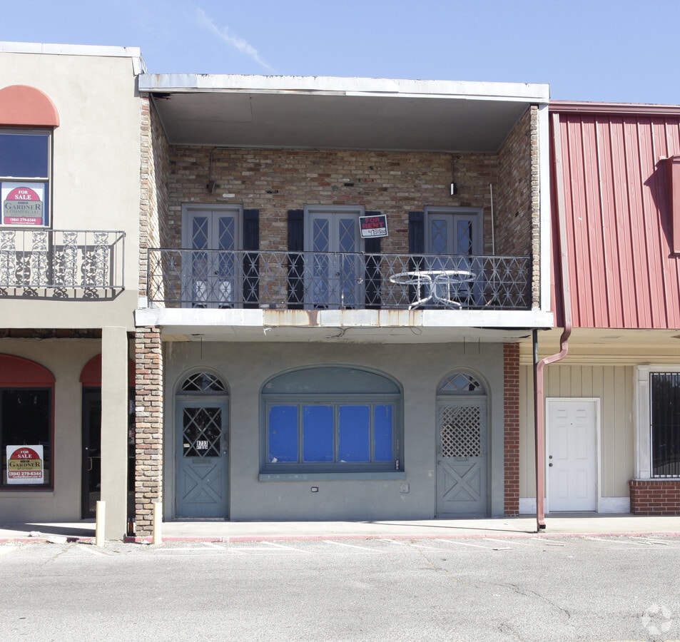 8733 W Judge Perez Dr, Chalmette, LA 70043