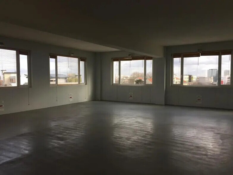 Office in MONTREUIL for lease - Building Photo - Image 2 of 16
