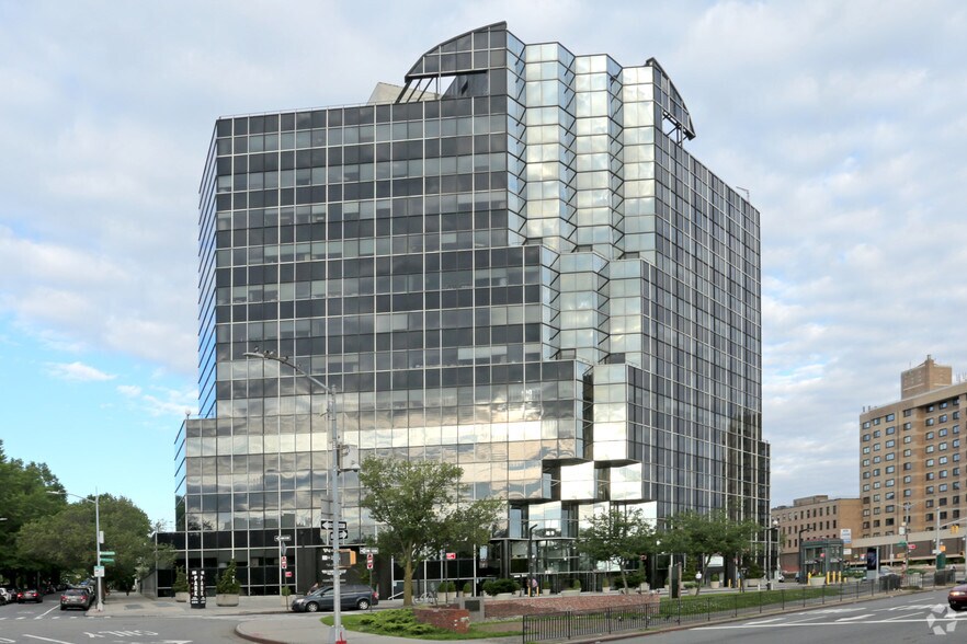 8002 Kew Gardens Rd, Kew Gardens, NY for lease - Building Photo - Image 1 of 1