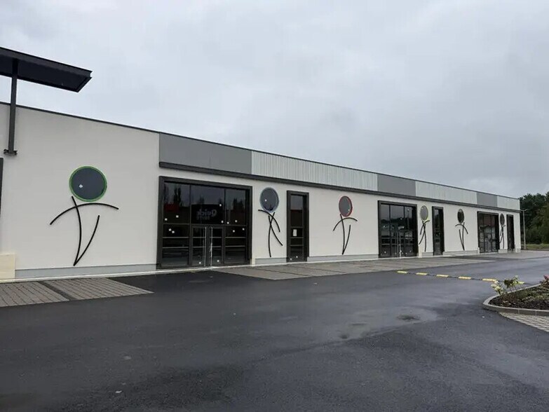 Retail in Botans for lease - Building Photo - Image 1 of 3