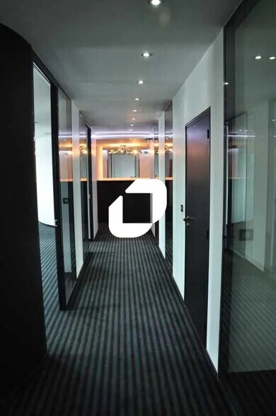 Office in Grigny for lease - Building Photo - Image 3 of 9