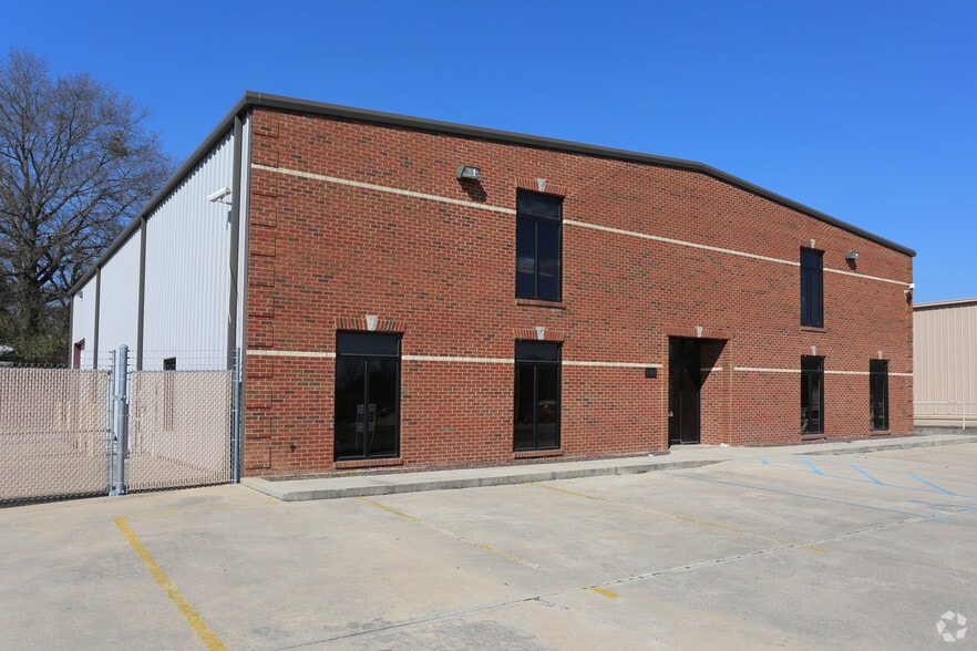 105 Cloverdale Dr, Alabaster, AL for lease - Primary Photo - Image 1 of 8