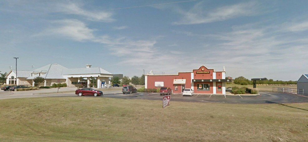 1101 E McCart St, Krum, TX for sale - Primary Photo - Image 1 of 1